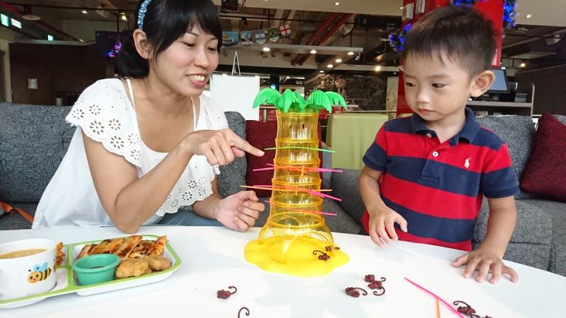 露臺餐廳還能玩桌遊、撞球、飛鏢機等豐富派對遊戲。