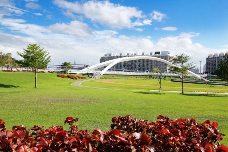 大片的公園綠地,在周末常有家庭在此玩飛盤、傳接球、騎單車,熱鬧極了。(陳德偉攝影)