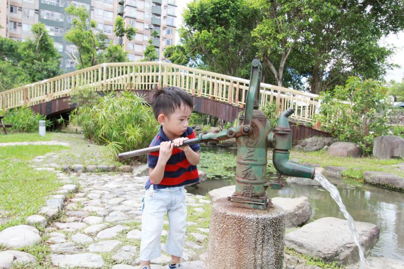 客家公園裡頭結合田園造景與古老的文物。(陳德偉攝影)