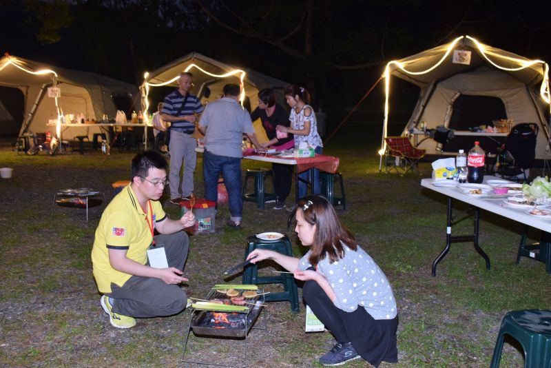 歡樂B.B.Q.度過溫馨晚餐時刻。(管延海攝影)