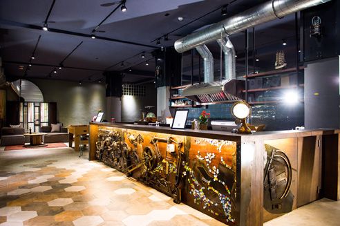 Willis將部分老屋原有的舊鐵皮、檜木,重新製成為家具。(葉宿文旅提供。)