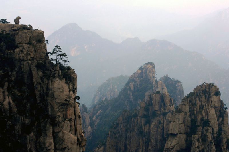 猴子觀海位於黃山風景區北海景區黃山獅子峰前,一石猴獨踞峰頂,仿佛極目遠望,又似縱身跳躍靜觀雲海。雲霧繚繞之中,山腳的太平縣城時隱時現,這奇幻之景被猴子盡收眼底。
