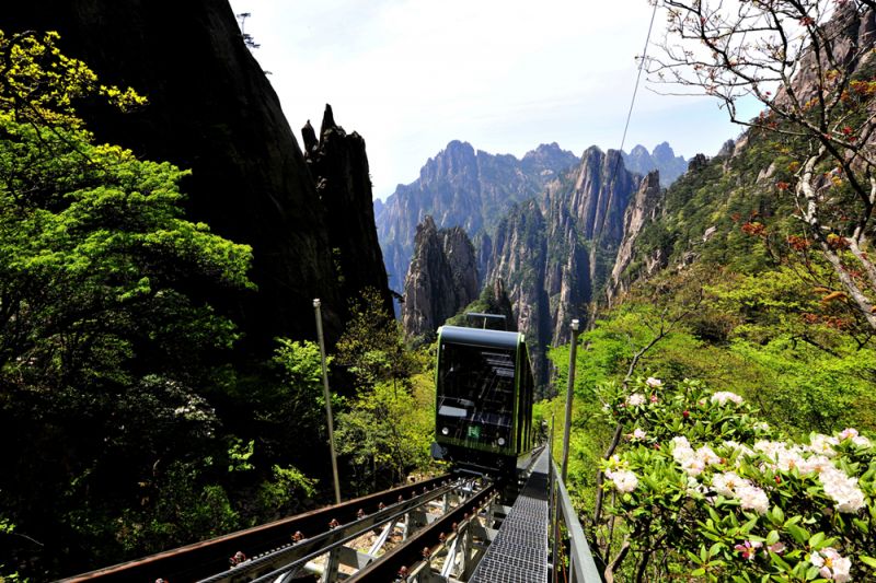 西海大峽谷觀光纜車,為串連西海大峽谷南側山谷石床峰至谷底的觀光地軌纜車,過去步行約需5小時,大幅縮減時間與體能的消耗,並可仰式角度側看峰林。