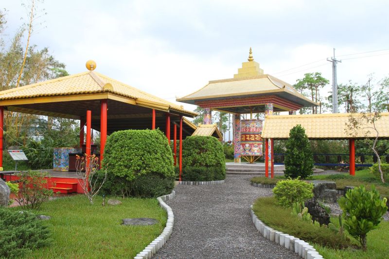 悟元心靈文化園區園內占地遼闊,帶著點宗教色彩。(盧育君攝影)