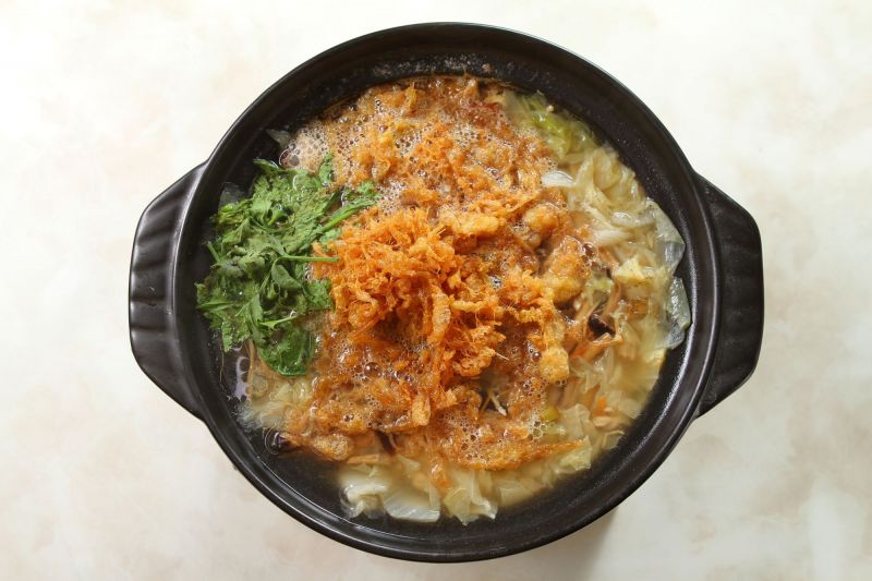 蘭陽西滷肉/300元,豐富的配料有大白菜、但蘇、肉絲、菇類、金勾蝦……等,微涼時來上一碗,暖心又暖胃。(盧育君攝影)