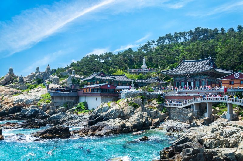 海東龍宮寺是韓國唯一建在海邊的廟,坐擁壯闊海景,是釜山必訪之地。(Photo│123RF)