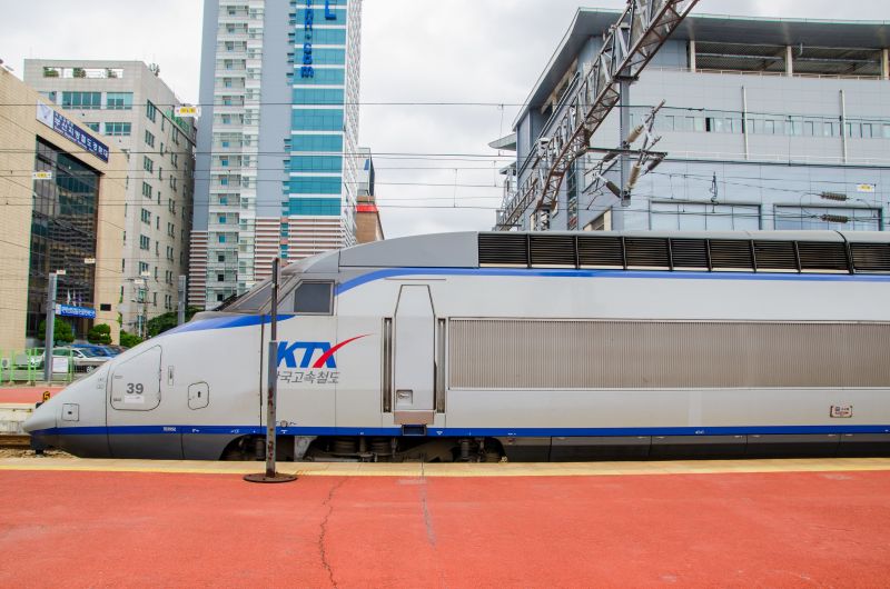 這是南韓高鐵列車KTX,現在搭乘似乎都會想起爆紅電影《屍速列車》的情節。(Photo│123RF)