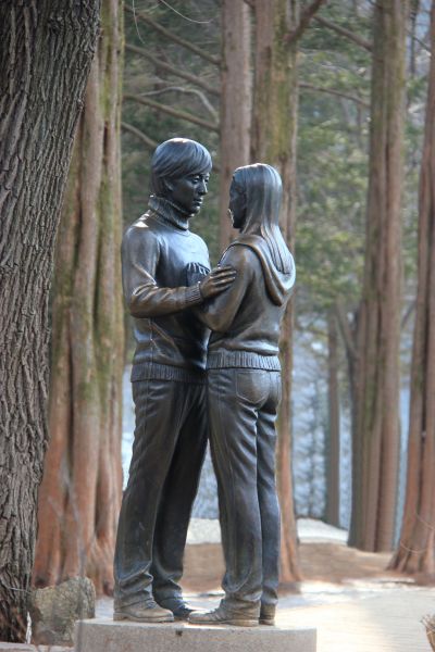韓劇《冬季戀歌》中男女主角的塑像,南怡島也是因為此劇紅遍亞洲。(Photo│123RF)