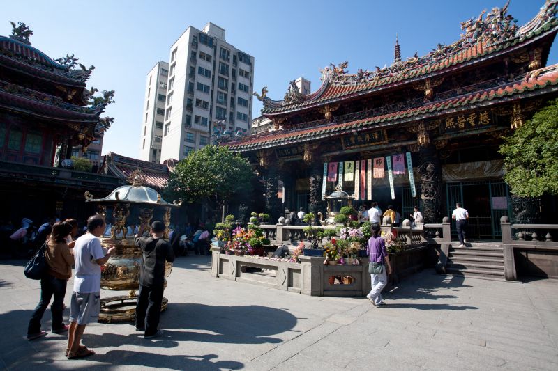 龍山寺是台北重要古剎,只要誠心真意,據說都非常靈驗(圖片來源-欣傳媒)