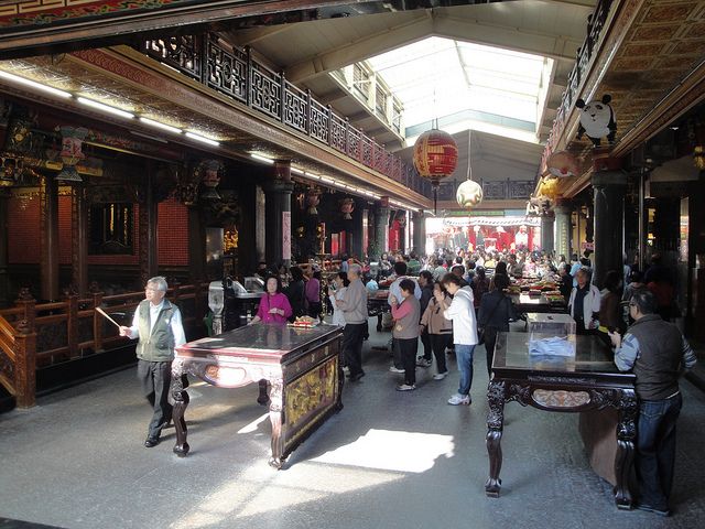 關渡宮為北部歷史悠久的媽祖廟,廟內有綿延數公尺長的財神洞(圖片來源-Tzuhsun Hsu)