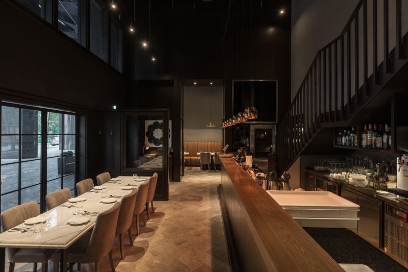 DOMANI 一樓大片的落地窗可對外打開,形成半露天式的用餐環境。(DOMANI 提供)
