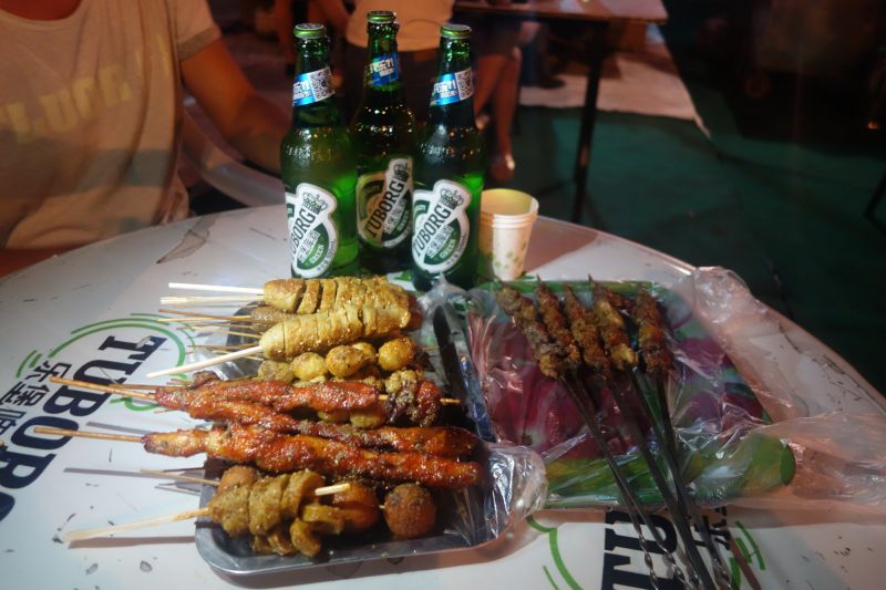 葡萄泉旁大口喝酒大口吃肉 (劉士銘/攝影)