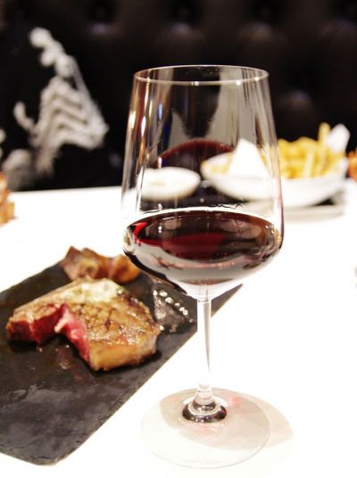 美食、美酒相輔相成。(圖片來源:娜塔蝦提供)