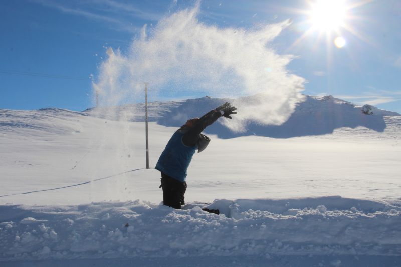 熱血的揚起雪塵