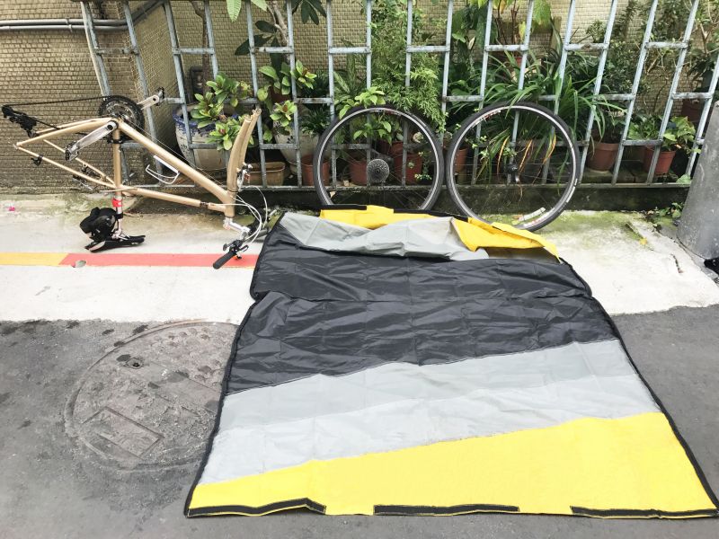 將攜車袋打開,準備打包動作囉!(photo by 百穗)