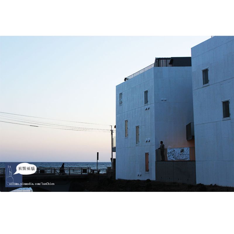站在Weekend House Alley抽菸放空的男子