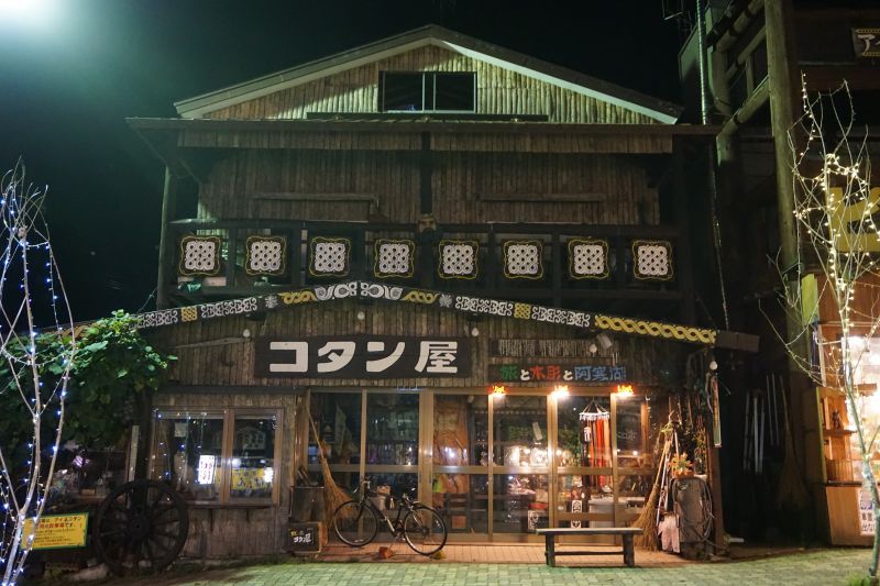 聚落裡有許多傳統建築與手工藝店。(圖片:林芳如)