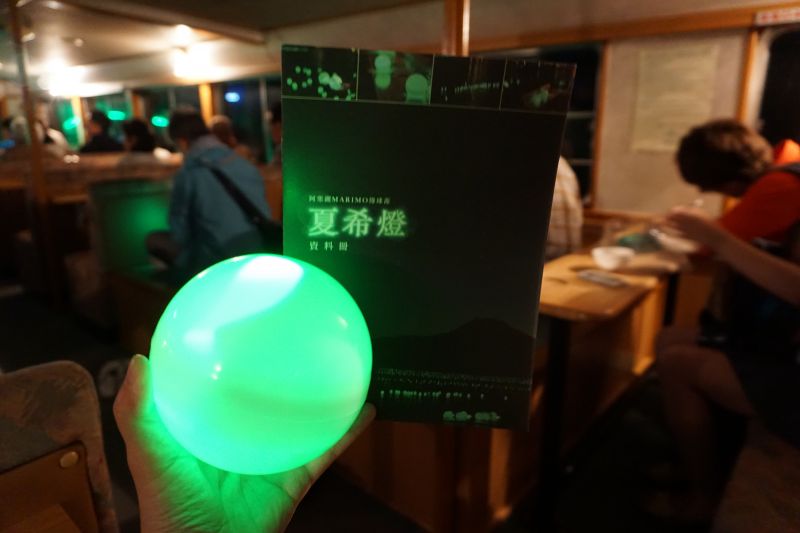 大家都很認真在船上寫心願,打造龍珠!(圖片:林芳如)