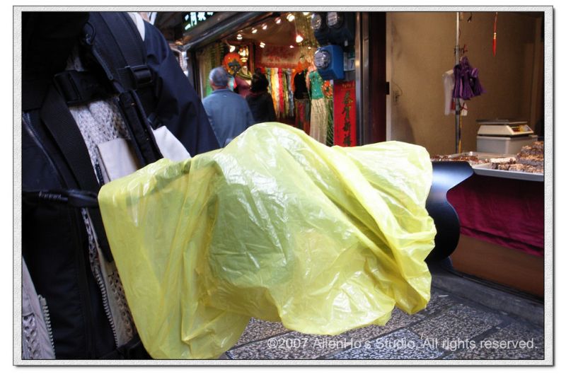 輕便雨衣或者塑膠袋都可以當做臨時的防雨措施 圖片來源Flickr CC 原作者/Allen Ho