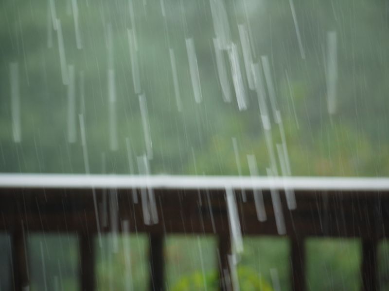 快門速度較慢,雨滴呈現的較長 圖片來源Flickr CC 原作者/Rebecca Siegel