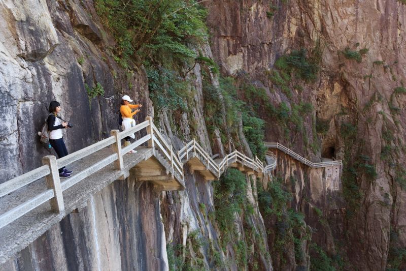 西海這一段沿著山壁的小路,讓愛冒險的水瓶座大呼過癮。