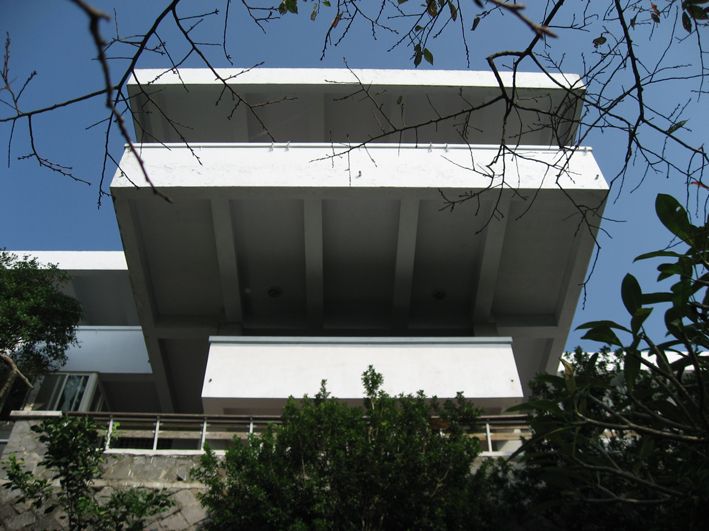 牛天文宅從底層庭園仰望牛宅,頗有落水山莊之勢;圖片提供:徐明松