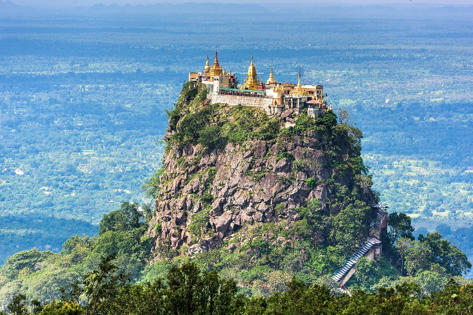 遺世獨立於山頂的修道院,就像座天空之城。(圖片來源:123RF)
