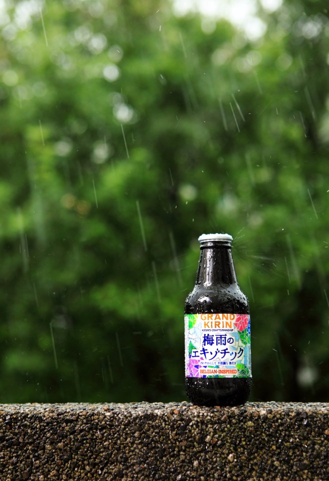 異國梅雨季,酒標上色彩繽紛的繡球花在綿綿細雨中綻放,迷人而日常。