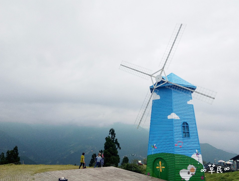 觀山步道上的大風車 十分適合坐在附近的草地感受慢活的氛圍