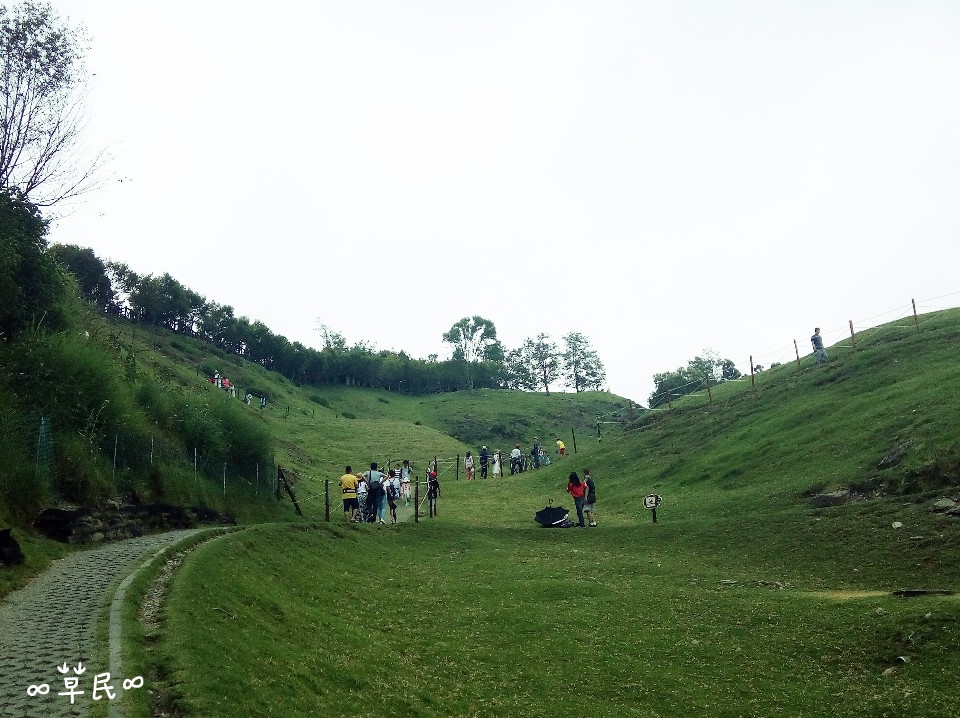 青青草原-平擴的草地 仰望不同的景致