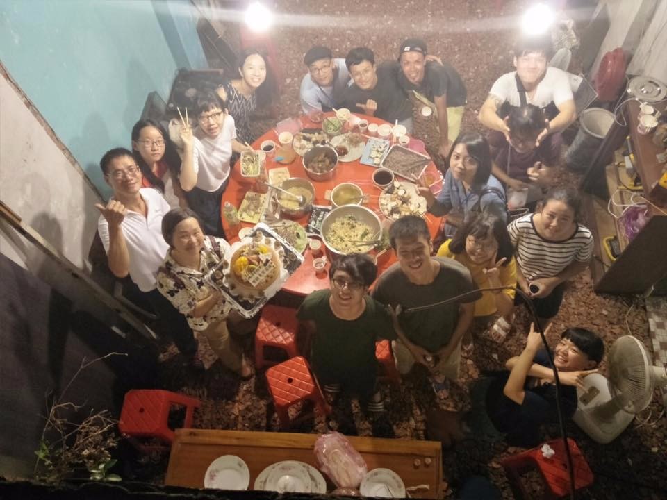 「彎貓食堂」在日前完成時邀請居民一同辦桌聚餐。(照片轉載自山海工作營臉書粉絲頁)