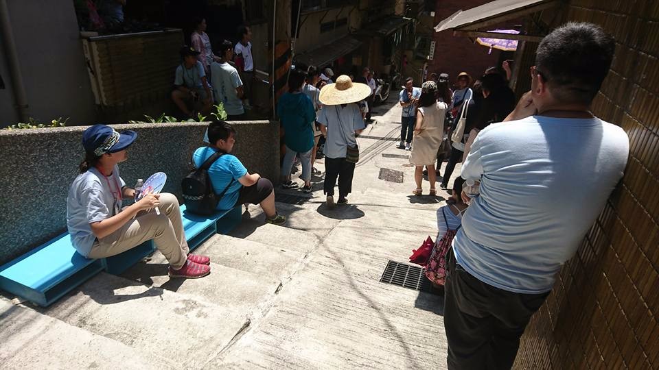 由曾瑋老師帶領,位於113巷41號的作品。其順應113巷山坡階梯特質,設計可移動且重複利用的椅子。