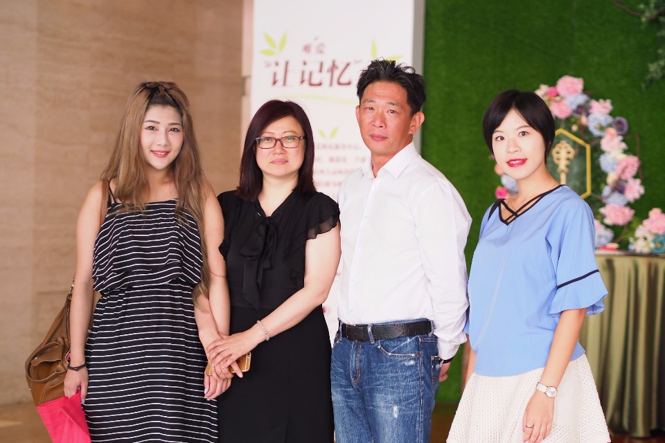 (左起)傑森全球整合行銷公司行銷企劃張逸慈、哈爾濱縱橫國旅旅行社總經理蒼昕、傑森全球整合行銷公司總經理黃國瑜、行銷業務佘洛歡。(圖 廖苡安)