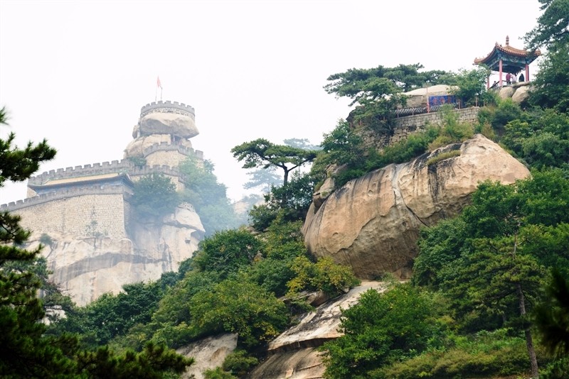 医巫闾山由大阁,玉泉寺等景区组成,其中大阁-大观音阁最有名,景点最