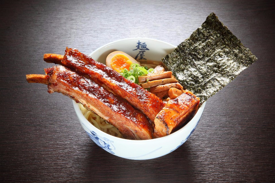超澎湃的「雙刀流拉麵」,實現可以大口吃肉的心願。(圖片來源/麵屋武藏粉絲團)