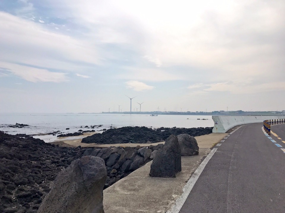 遼闊大海、漁船與風車,都讓人心曠神怡。(photo by 百穗)