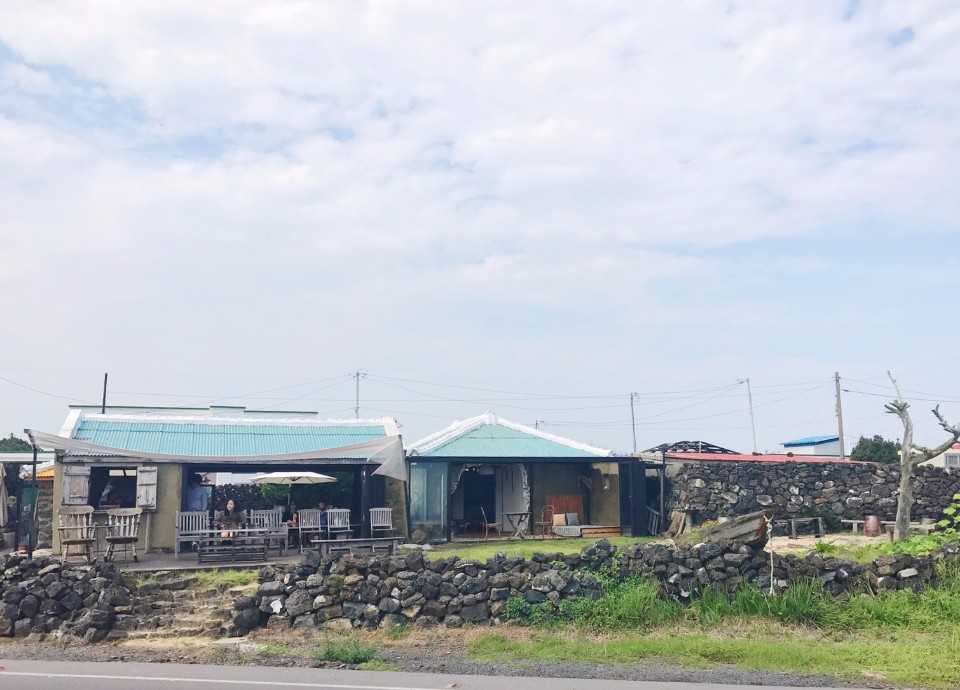 這間老屋改裝的咖啡屋也很有感覺,像在韓劇裡面一樣浪漫。(photo by 百穗)
