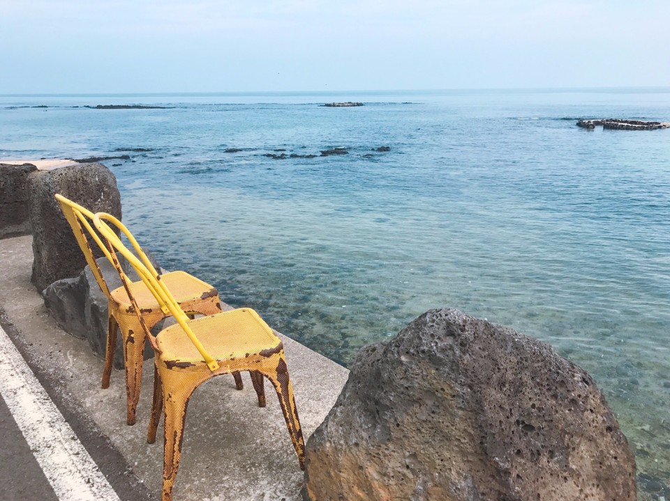 深淺藍交錯形成的海水面,清澈無比。(photo by 百穗)