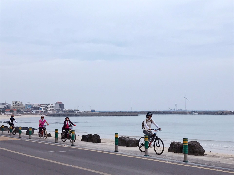 吹著海風邊騎車,非常自在舒適。(photo by 百穗)