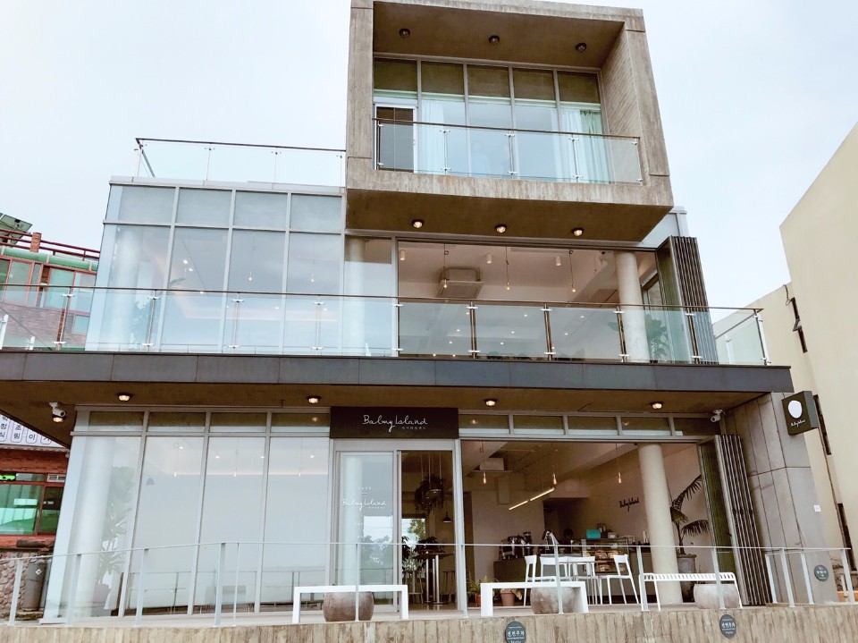 意外發現海濱矗立各種特色咖啡館。(photo by 百穗)