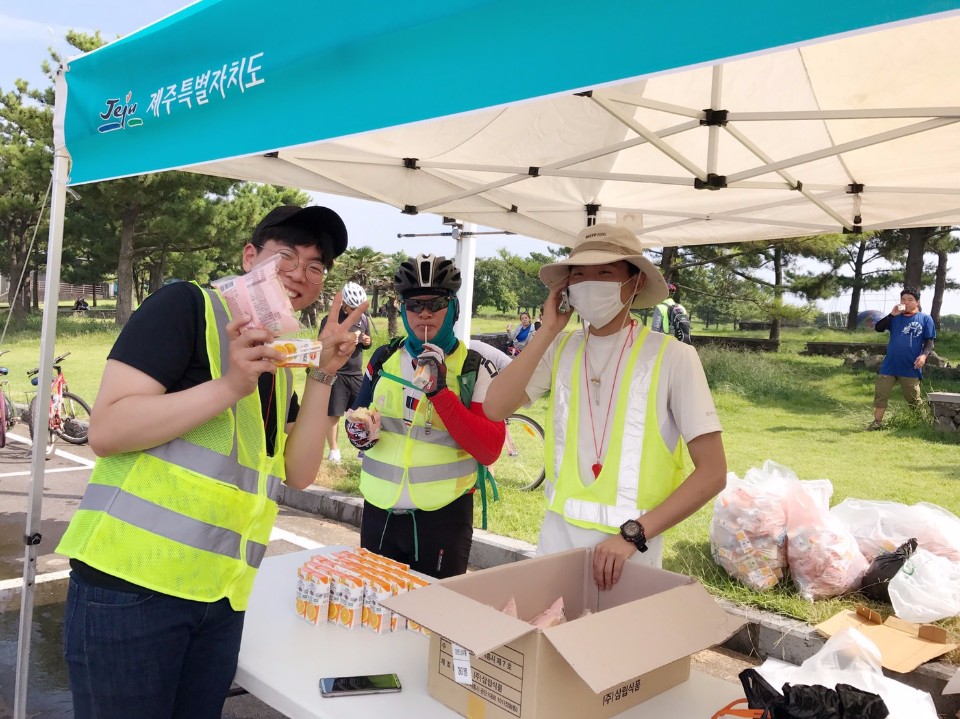 熱情的韓國歐爸分送補給品給大家!( photo by 百穗 )