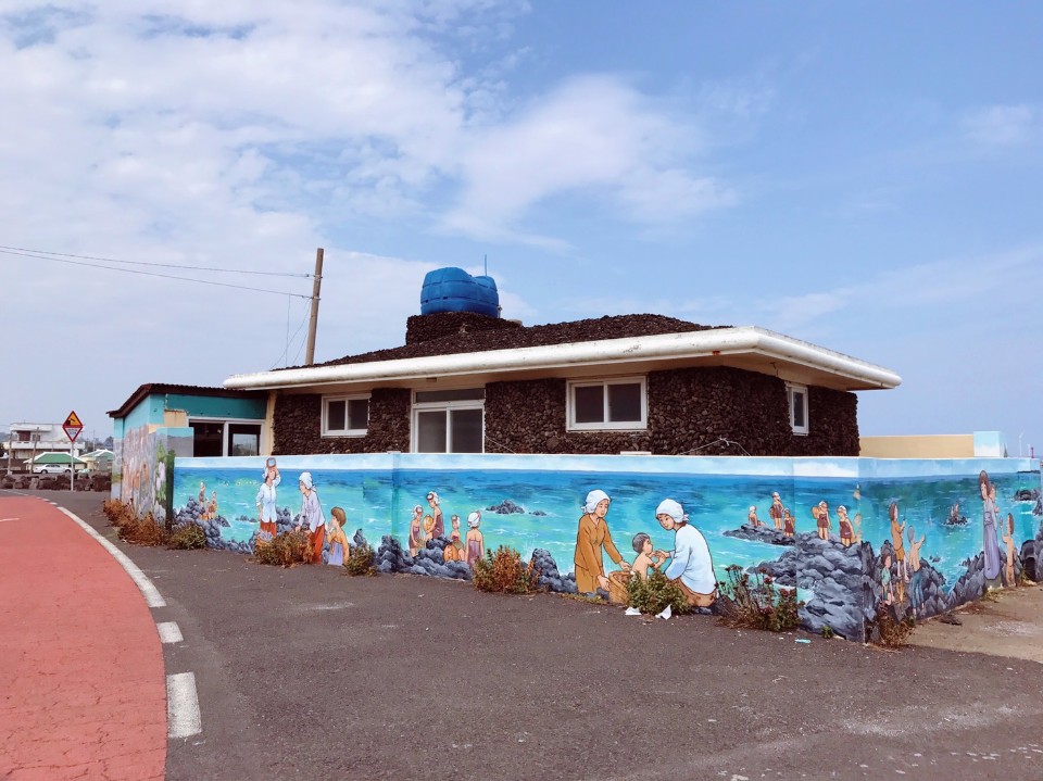 海濱建築上的海女圖像,充分展現當地文化。( photo by 百穗 )