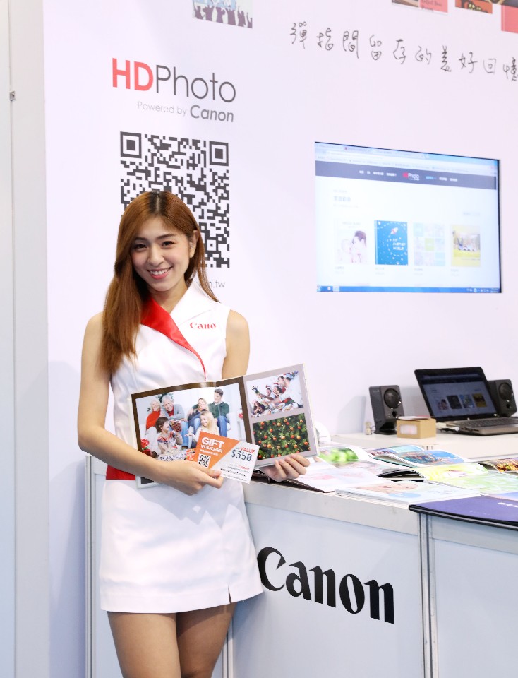 HD Photo專業級的相本書採用 Canon全新的印刷技術能讓照片栩栩如生,現場掃描QR Code按讚即贈送優惠折價券350元 圖/維酷公關提供