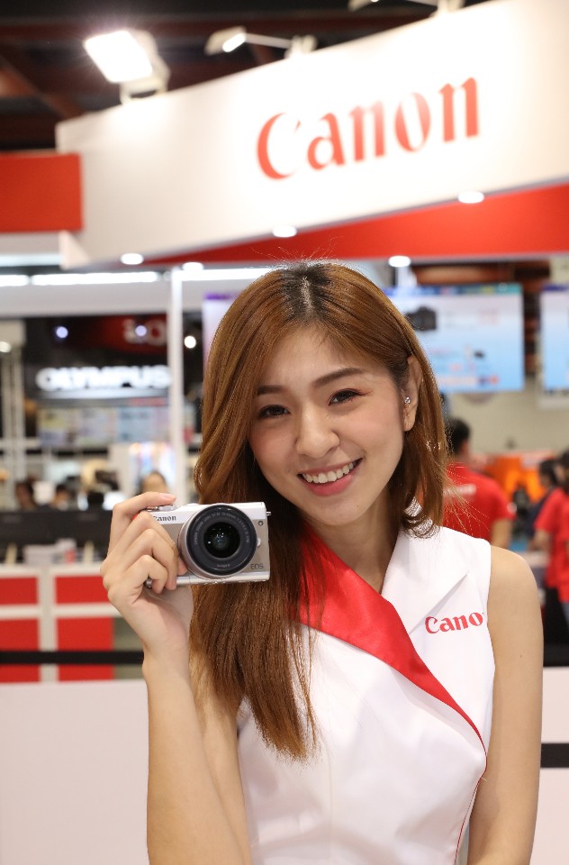 Canon於開展第一天正式推出專為女性打造的時尚迷你單眼EOS M100首度在展 圖/維酷公關提供
