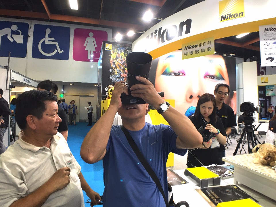 D850採用內歛設計展現時尚,貼心的翻掀式觸控螢幕及小搖桿為D850大幅加分/圖攝 酸鼻子