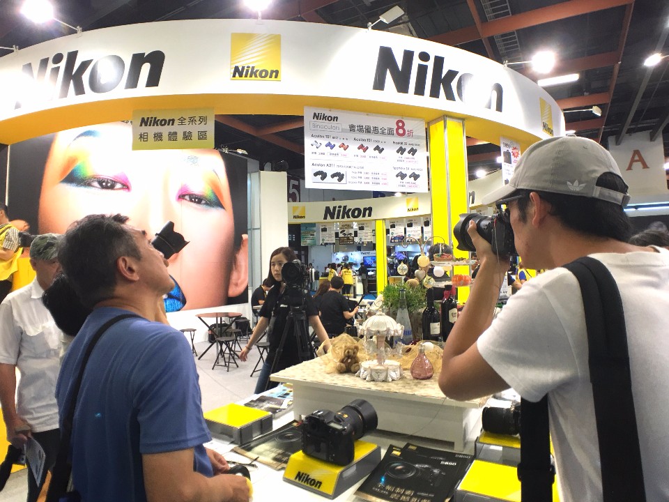 Nikon D850搭配MB-D18手把下可達每秒9張高速連拍*,同時保留4,575萬畫素CMOS的完美畫質,兼顧美感及速度/圖攝 酸鼻子