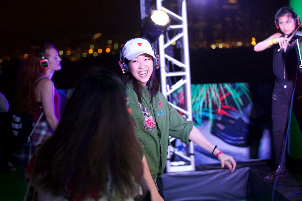 Clockenflap除了強大的音樂陣容,像是Silent Disco這樣的周邊活動也很有趣(圖片來源:magnetic asia)