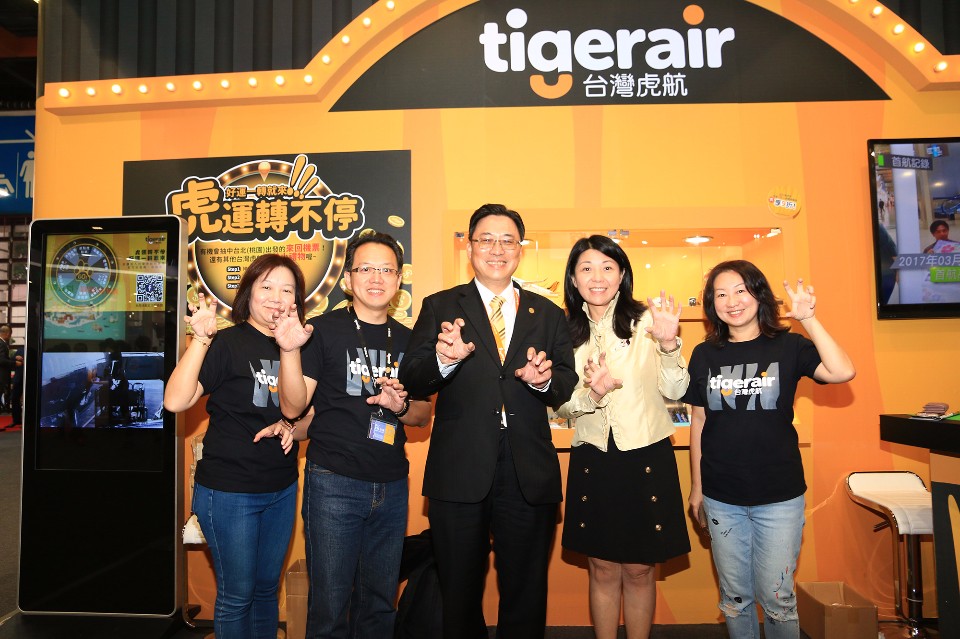 (左起)台灣虎航營業銷售部經理羅德業、行銷管理處協理兼發言人許致遠、董事長張鴻鐘、商務長黃世惠與經營發展處協理林巧婉。(圖/林宥銣)