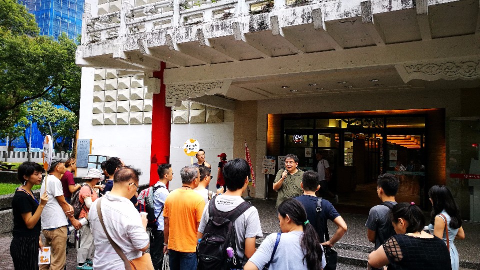 賴仕堯教授於主入口解說;攝影:王進坤