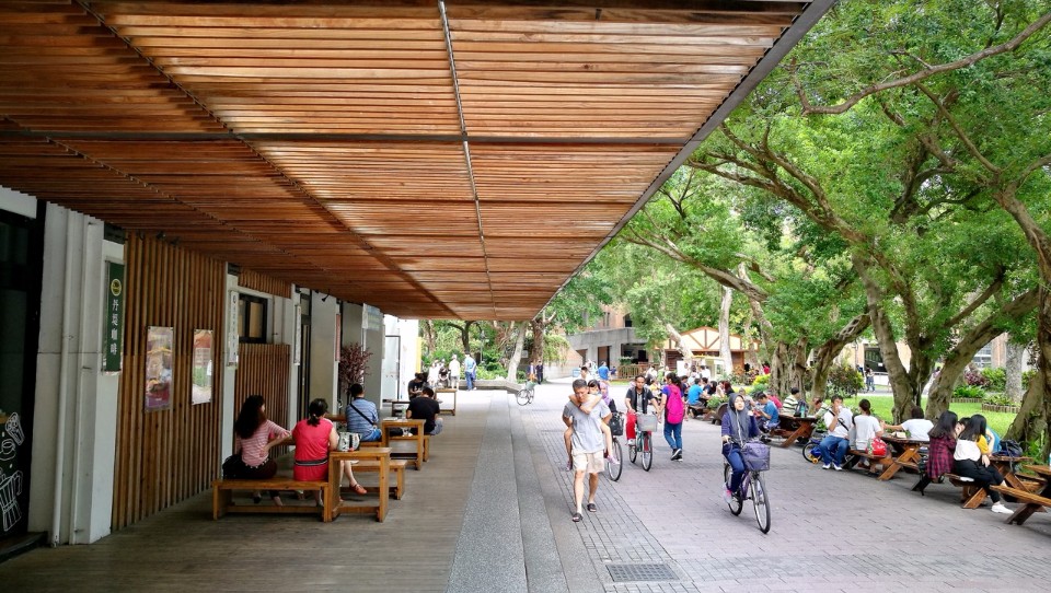 鹿鳴堂側邊店面與草皮間關係;攝影:王進坤